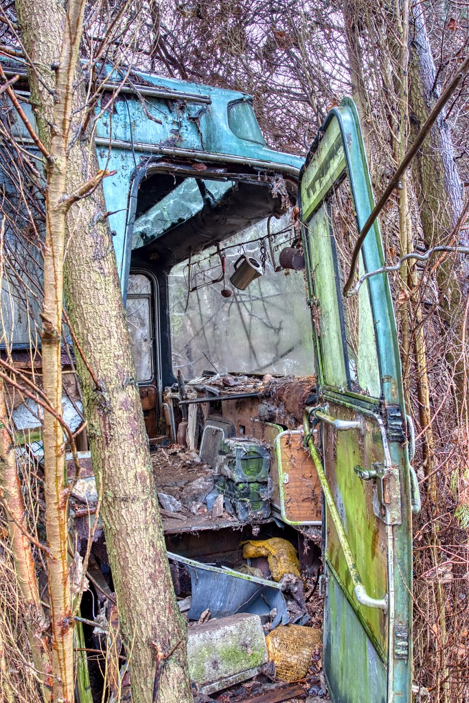 HDR urbex Lost in the Woods lada 1300 opel kadett trash fitou oldtimer youngtimer bus morgon tractor olielamp vuldop Airco generator belgie